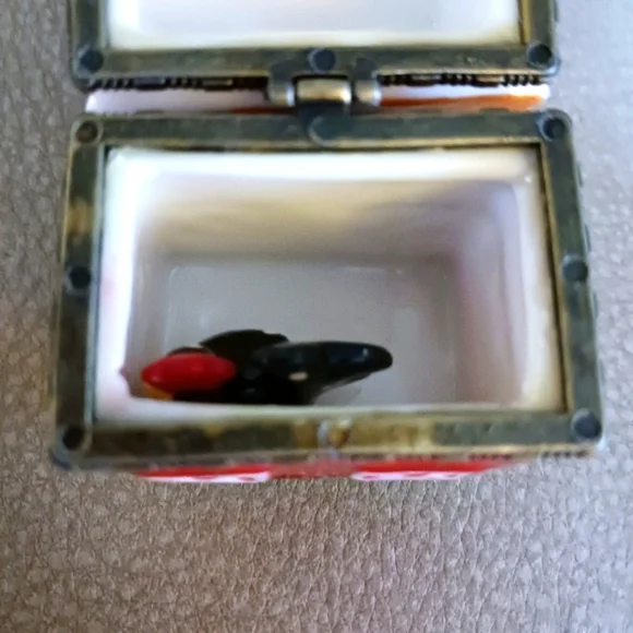 Vintage Red Barn Trinket Box with Black Rooster - Picture 3 of 8